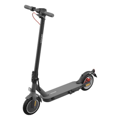 Svart och grå elektrisk scooter med stående plattform, styr, frontljus, digital display och KUGOO S1-varumärke.