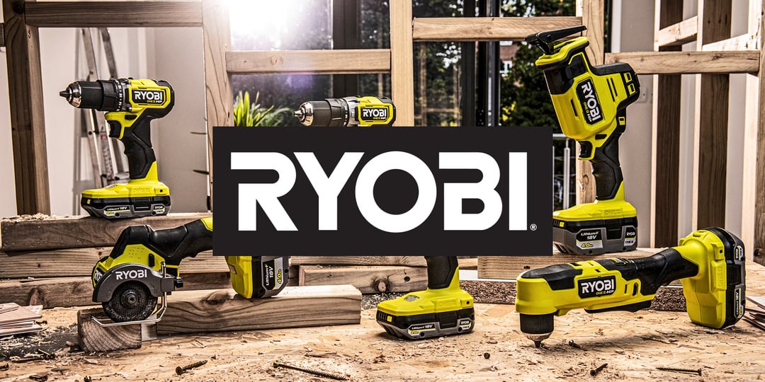 Pięć elektronarzędzi Ryobi stoi na drewnianym stole warsztatowym w pomieszczeniu w budowie, a w jego centrum znajduje się światło słoneczne i duże logo Ryobi.