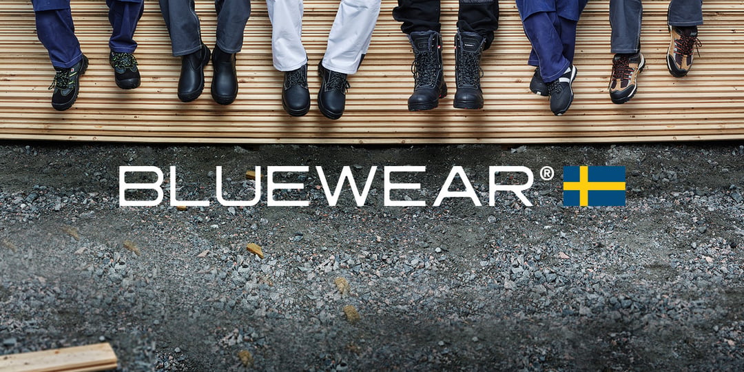 En gruppe mennesker i ulike arbeidsstøvler sitter på et tre over en stein. "BLUEWEAR" og et svensk flagg står med stor skrift i midten.