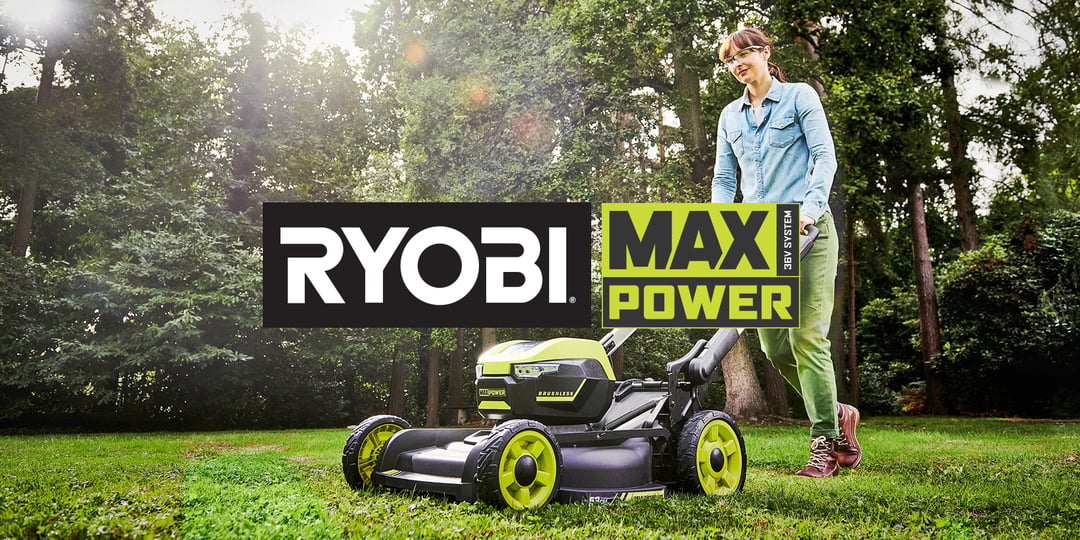 Noen klipper plenen med en Ryobi-gressklipper. Ryobi- og Max Power-logoene er sentrert. Trær og grøntområder fyller bakgrunnen.
