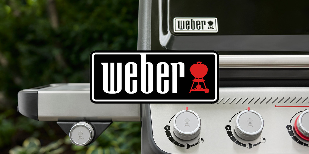 Närbild av en Weber gasgrill med logotyp och kontrollvred mot en grön utomhusbakgrund med mjuk oskärpa.