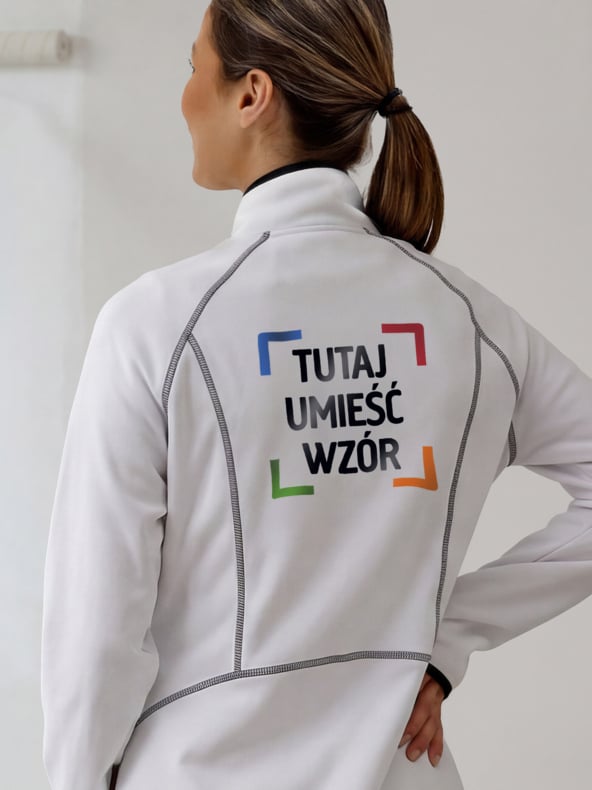 Osoba z kucykiem nosi białą kurtkę z napisem "TUTAJ UMIEŚĆ WZÓR" na plecach, oprawioną czterema kolorowymi uchwytami.