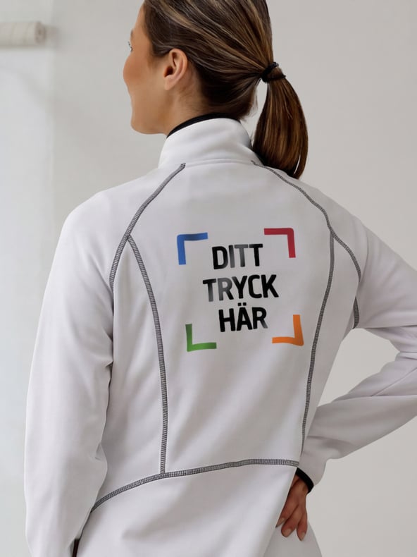 En person med brun hästsvans, sedd bakifrån, bär en vit jacka med "DITT TRYCK HÄR" och fyra färgglada fästen på ryggen.