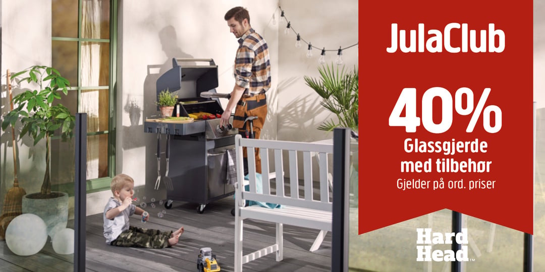 En mann griller mens et barn blåser bobler på terrassen ved siden av en hvit benk og noen planter. Et rødt banner annonserer 40 % rabatt på glassgjerder.