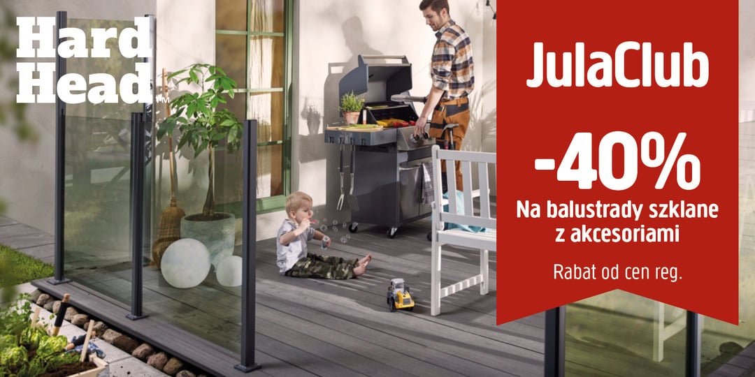 Mężczyzna grilluje na tarasie z szklanymi balustradami, podczas gdy dziecko się bawi. Czerwony baner reklamuje 40% zniżki na szklane balustrady i akcesoria marki JulaClub.