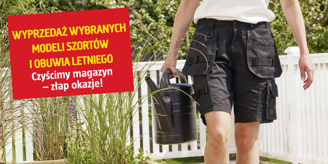 Osoba ubrana w białą koszulę i czarne szorty typu cargo idzie na zewnątrz z czarną konewką. W lewym górnym rogu widnieje czerwono-żółty plakat reklamowy, informujący o obniżkach cen wybranych szortów i letniego obuwia.