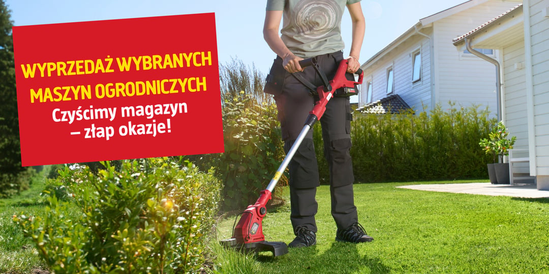 Ktoś kosi trawę czerwoną podkaszarką na bujnym, zielonym trawniku obok żywopłotu i białego domu; żółto-biały napis na czerwonym tle reklamuje promocje na narzędzia ogrodnicze.