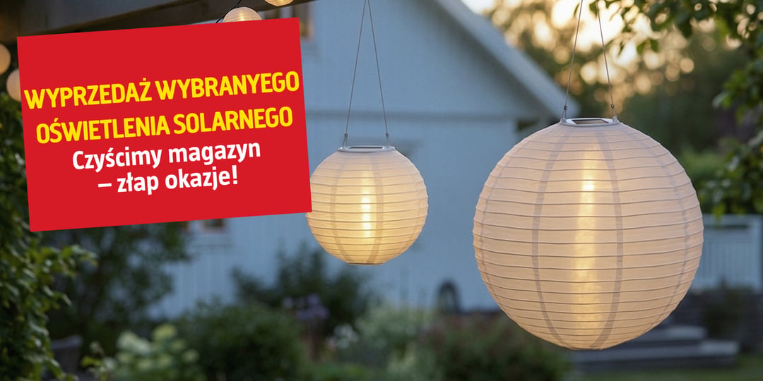 Na zewnątrz wiszą dwie okrągłe, białe latarnie solarne, a za nimi widać ogród i dom. Czerwony plakat zapowiada wyprzedaż: WYPREDAŻ WYBRANEGO OŚWIETLENIA SOLARNEGO – Opróżniamy magazyn – skorzystaj z okazji!.