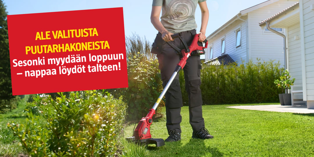 Eräs henkilö leikkaa ruohoa punaisella ruohonleikkurilla valkoisen talon vieressä olevalla vihreällä nurmikolla. Keltainen ja punainen kyltti mainostaa puutarhatyökalujen alennusmyyntiä ja kehottaa asiakkaita hyödyntämään kauden lopun tarjouksia.