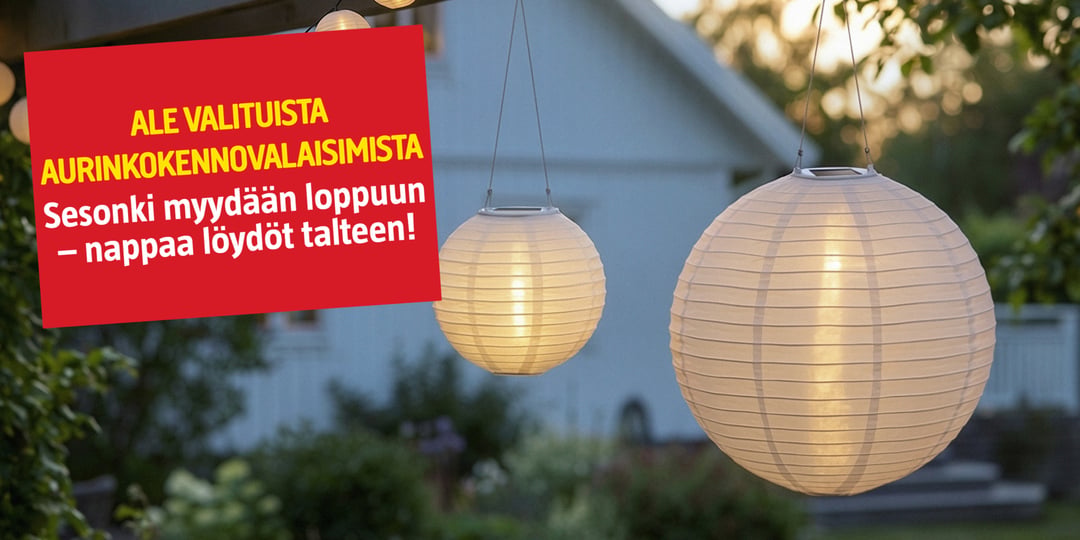 Kaksi pyöreää, paperilyhtyjen tyylistä aurinkovalaisinta roikkuu ulkona, ja taustalla näkyy hämärtynyt talo ja vehreää maisemaa. Punainen ja keltainen banneri mainostaa aurinkovalaisimien alennustarjousta ja kutsuu asiakkaita tutustumaan tarjouksiin.