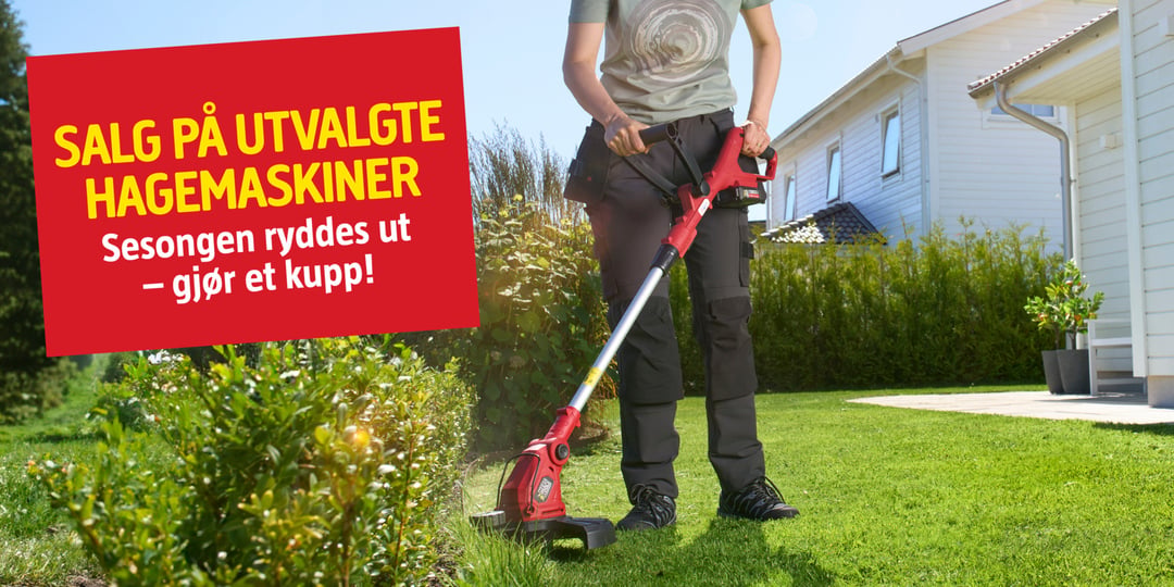 En person bruker en rød elektrisk gressklipper på plenen ved et hvitt hus. En reklametekst i en rød ramme kunngjør et salg av hagemaskiner.