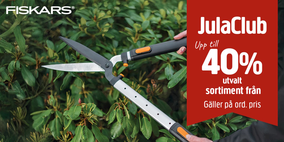 En person använder en häcksax från Fiskars för att klippa gröna buskar. En röd banner annonserar med fet vit text att JulaClub-medlemmar får upp till 40 % rabatt på utvalda Fiskars-produkter.