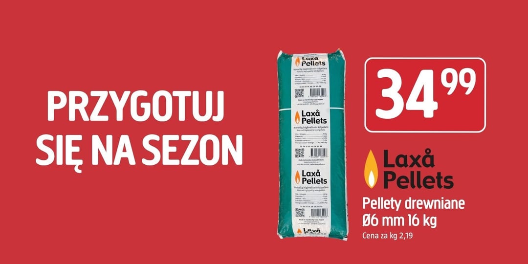 Na czerwonym tle stoi worek peletów drzewnych marki Laxå o wadze 16 kg z metką z ceną 34,99. Po lewej stronie widnieje biały napis „Przygotuj się na sezon”.