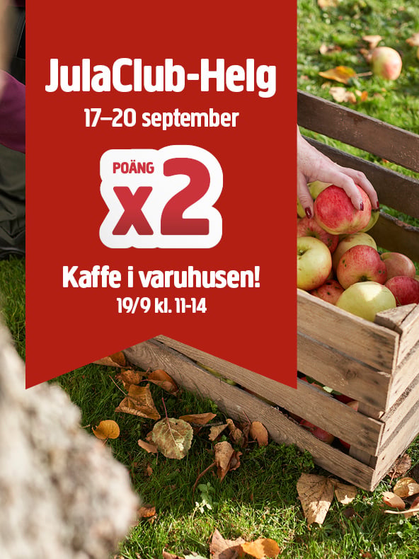 Någon lägger äpplen i en trälåda på gräset. En röd banderoll annonserar JulaClub-Helg 17–20 september, dubbla poäng och kaffe i butikerna den 19 september kl. 11–14.