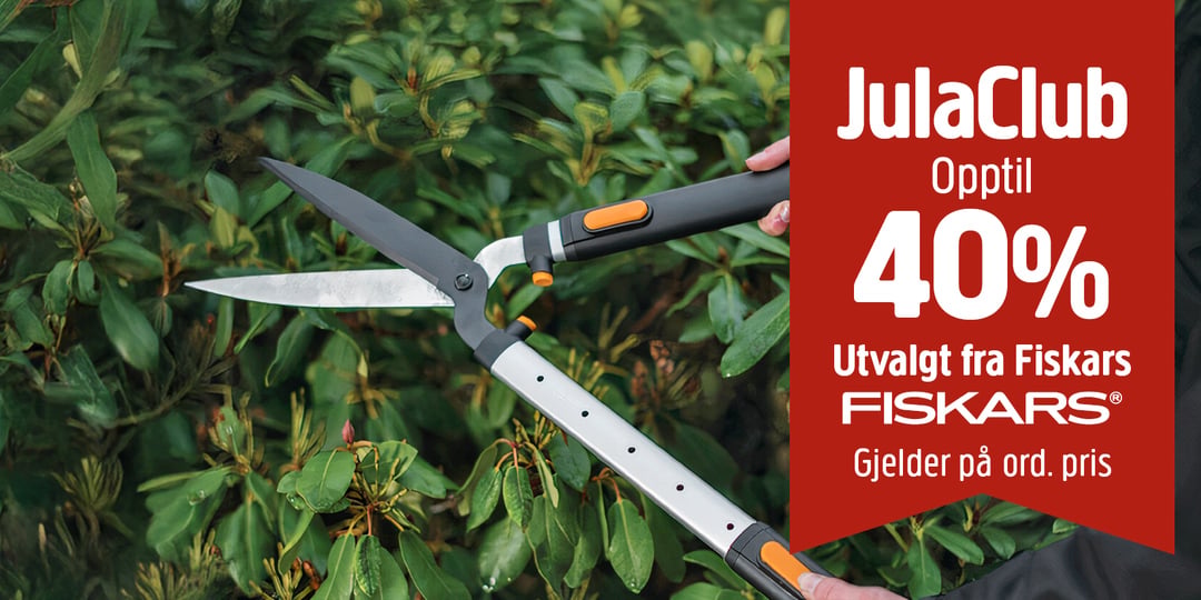 Noen bruker en hekksaks fra Fiskars til å klippe grønne busker. Til høyre står det på et rødt banner: «JulaClub – Opptil 40 % rabatt på utvalgte produkter fra Fiskars. Gjelder normalpris.».