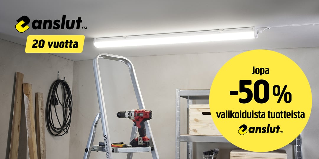 Työtilassa on tikkaat, porakone, metallihyllyt ja kaapeleita valaistun loisteputkivalaisimen alla. Keltaisissa bannereissa näkyy anslut-logo sekä teksti, jossa kerrotaan 50 prosentin alennuksesta tietyistä tuotteista ja 20 vuodesta.
