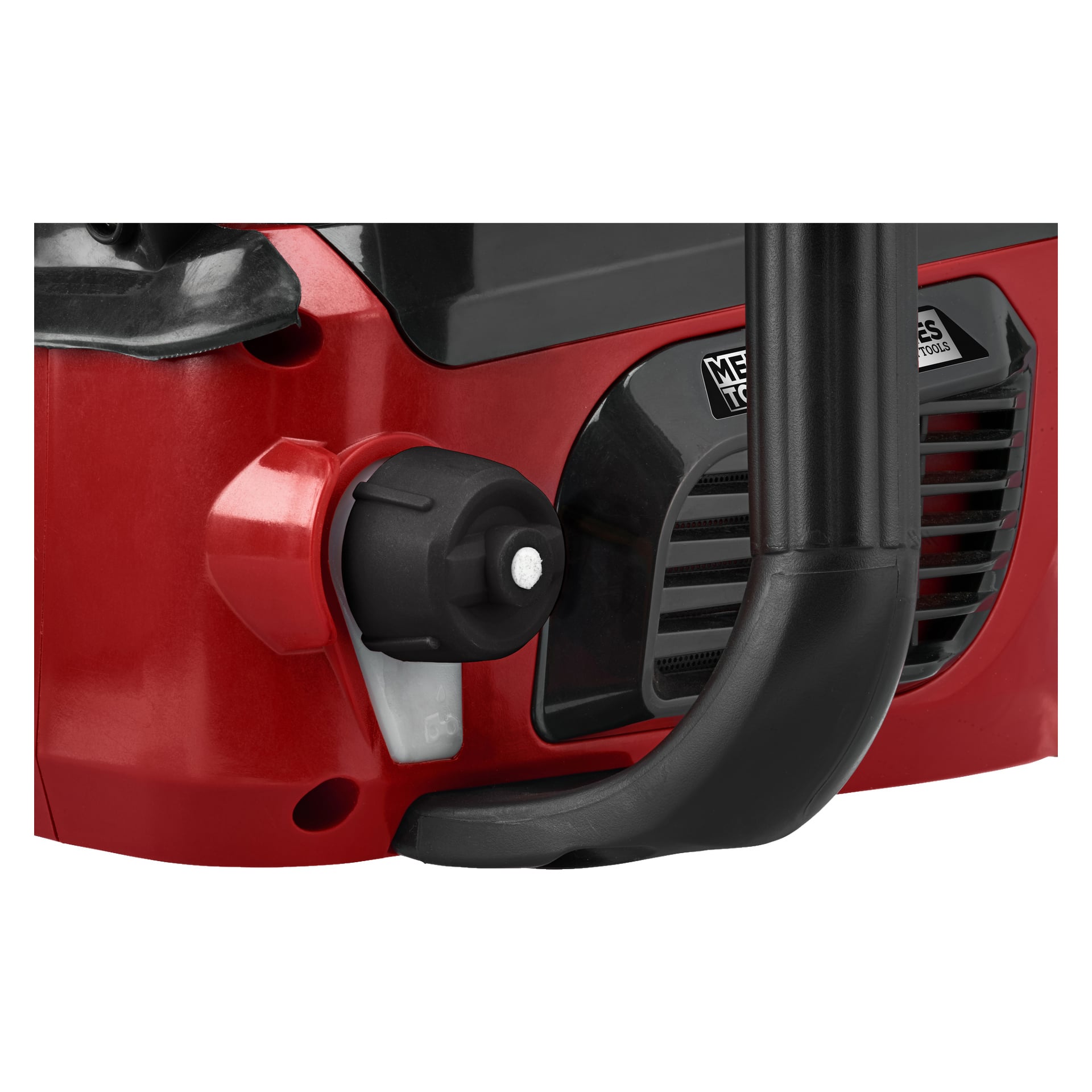 Närbild på en Meec Tools Multiseries 40 V sladdlös motorsåg med svart bränslelock, en del av det svarta handtaget, en luftventil och en delvis synlig etikett.