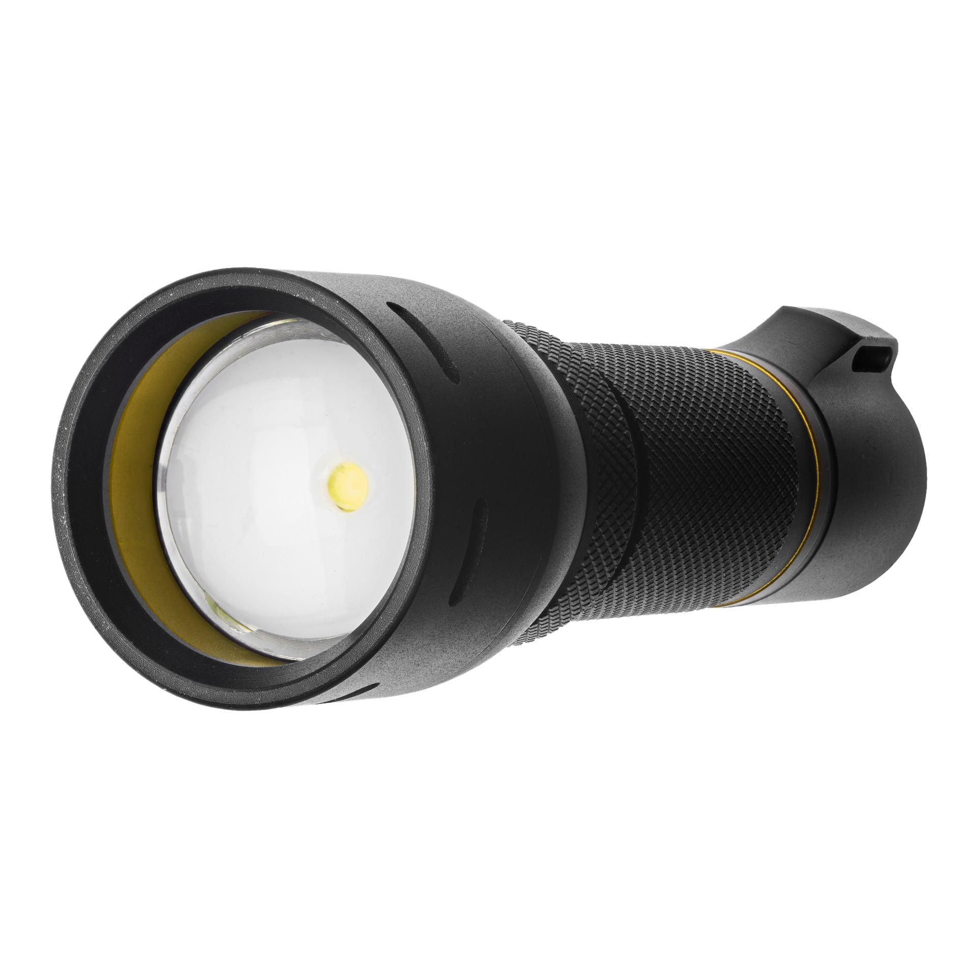 Anslut Torch LED on musta, sylinterimäinen taskulamppu, jossa on kuvioitu kahva, edessä näkyvä kirkas linssi ja silmiinpistävä keltainen korostusrengas linssin ympärillä.