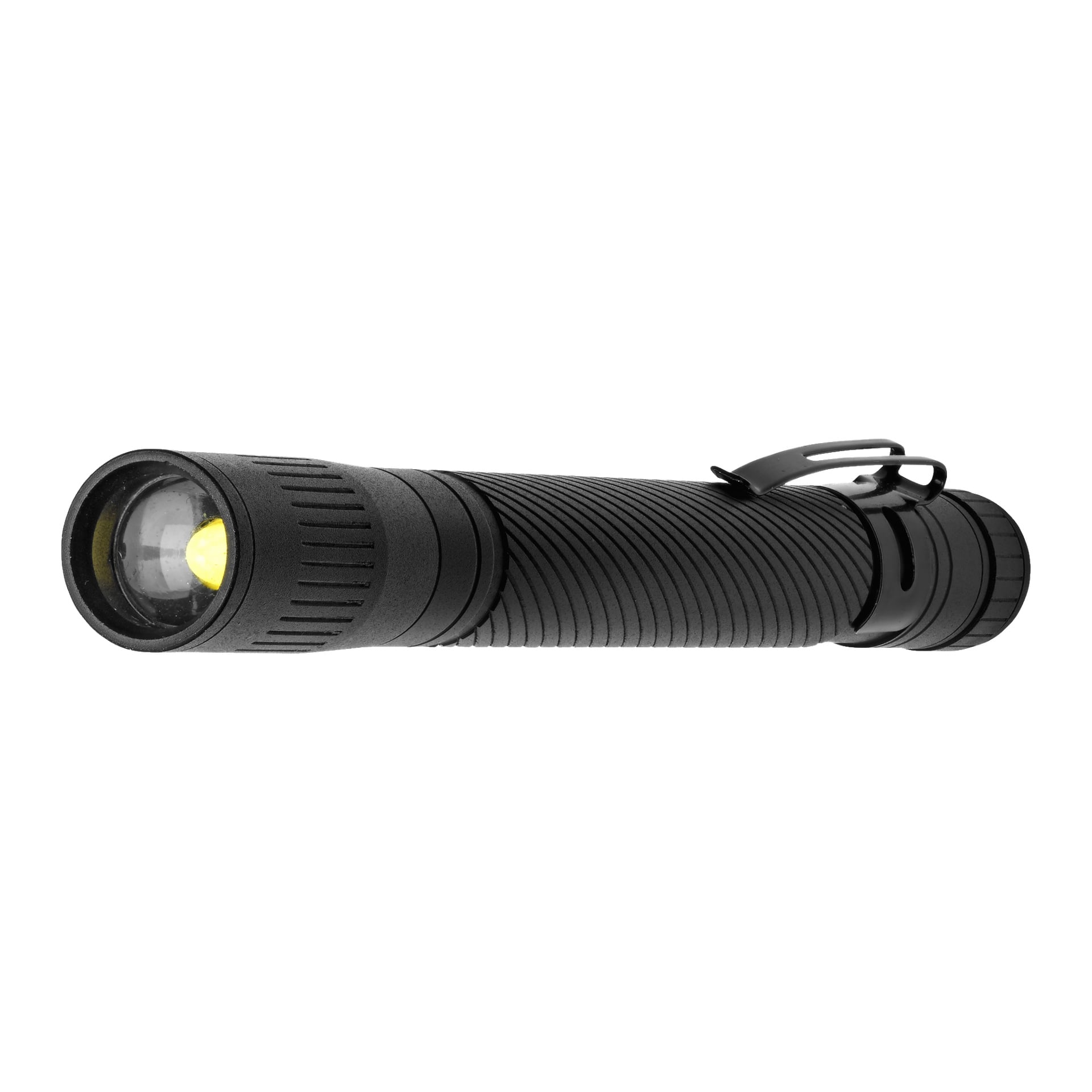 Näytetään musta Anslut Torch LED-taskulamppu, jossa on teksturoitu kahva ja metallinen sivuklipsi. Sen linssi hehkuu himmeää valoa, joka osoittaa, että taskulamppu on päällä.