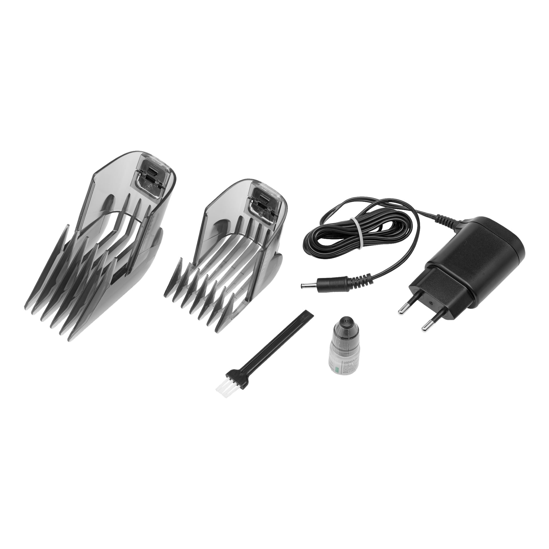 Tilbehøret til Remington Rechargeable Hair Clipper Pro Power HC5150 – to klippebeskyttere, en rengjøringsbørste, en liten oljeflaske og en strømadapter med ledning – er pent plassert sammen.