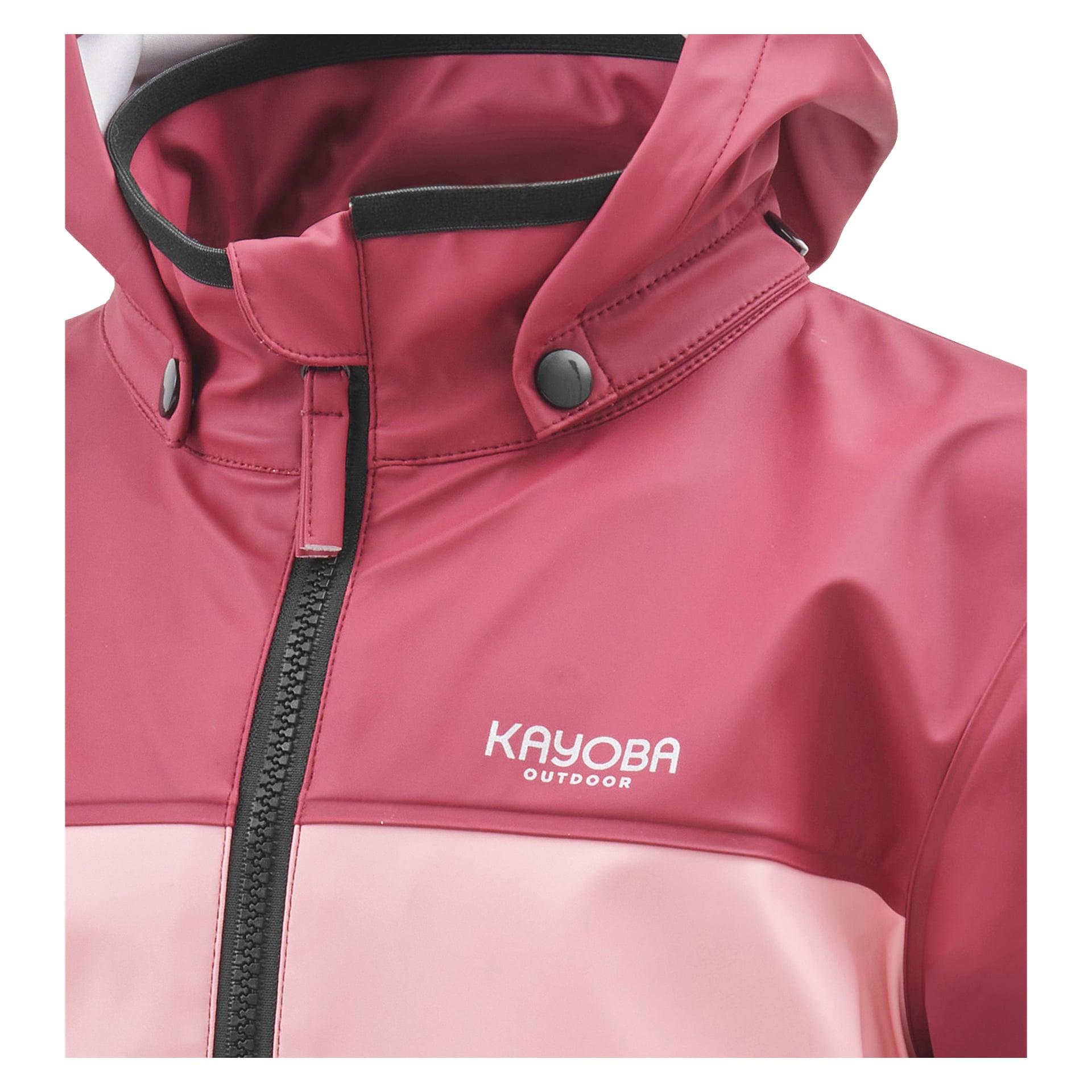 En detaljerad vy av Kayoba Outdoor barns regndräkt visar dess tvåfärgade rosa färgschema och fastsatta huva. Dragkedjan visas delvis och "Kayoba Outdoor" visas med vit text på bröstet.