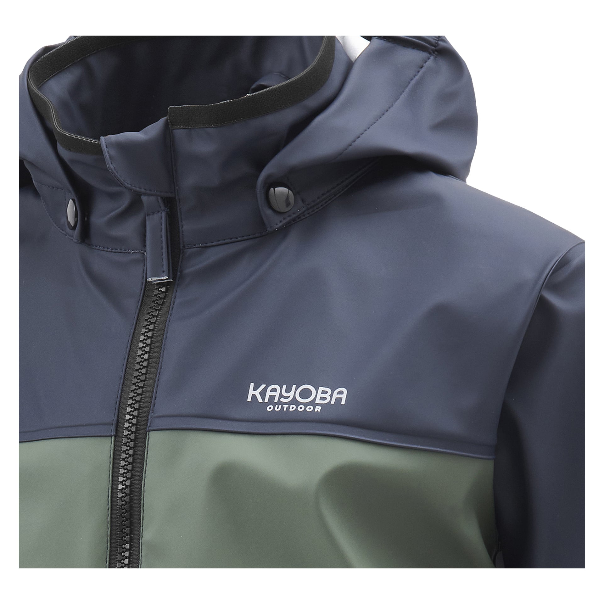 Detaljerad vy av en tvådelad barnregndräkt från Kayoba Outdoor i marinblått och olivgrönt. Designen inkluderar huva, dragkedja fram, bröstlogotyp, tryckknappar vid kragen och framträdande sömdetaljer.
