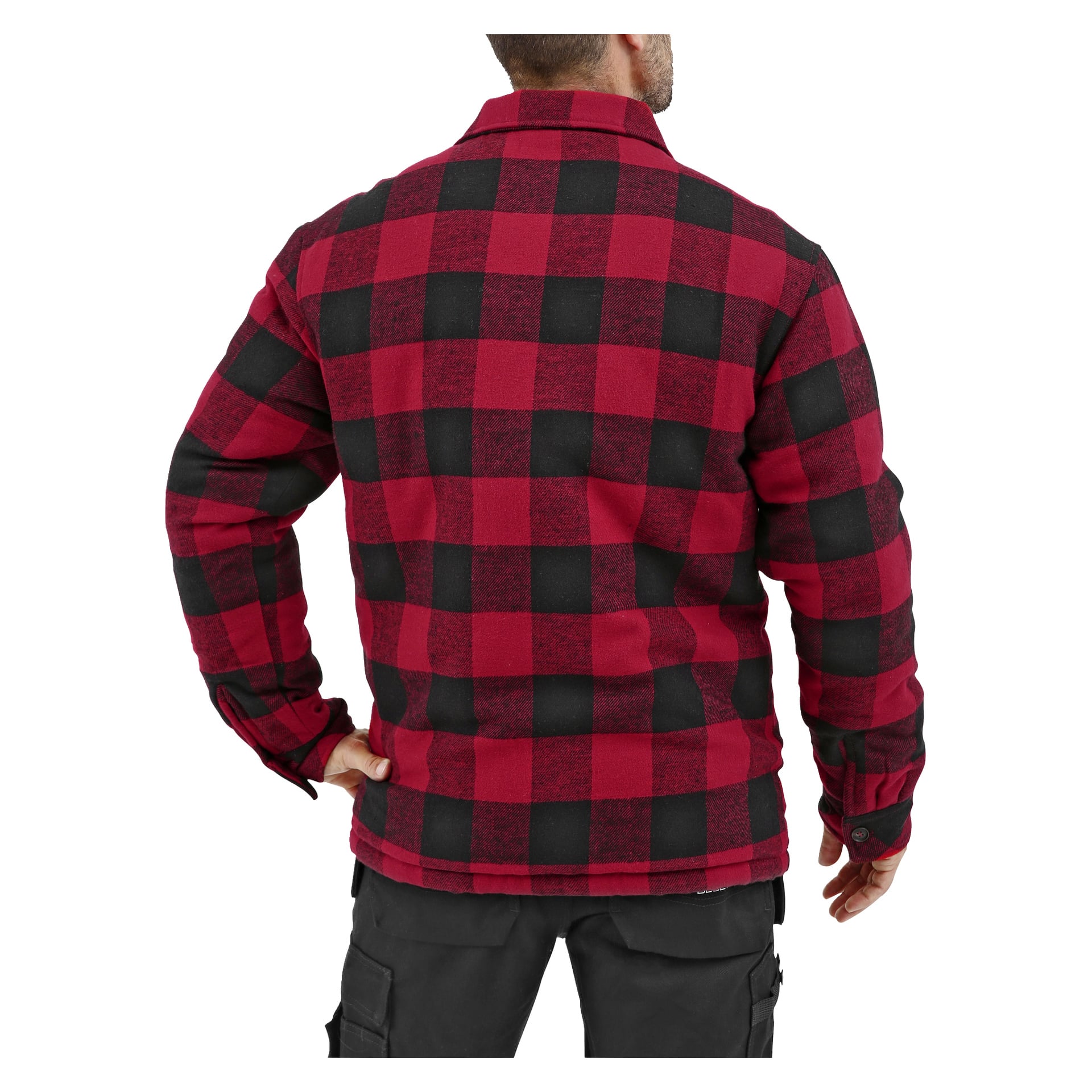 En person som ses bakifrån bär en Bluewear herrjacka med ett rött och svart rutigt mönster, vänster hand vilande på höften och höger arm hängande naturligt, matchande med svarta cargobyxor.