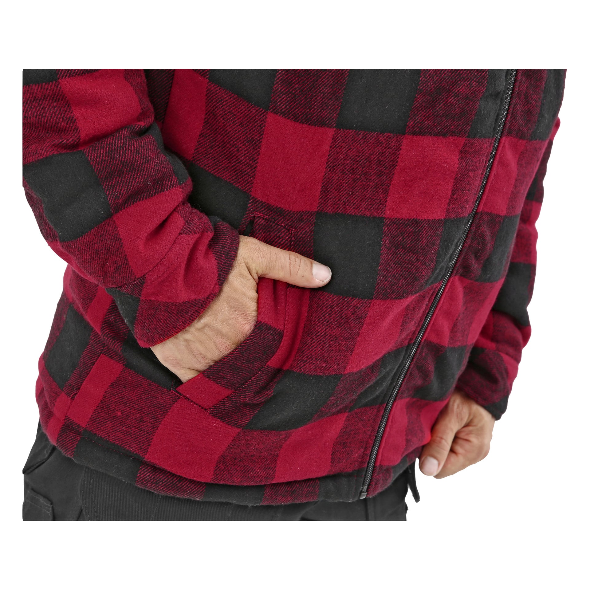 Bilden visar den nedre halvan av en person klädd i Bluewear Men's jacka med ett rött och svart rutigt mönster och dragkedja framtill. En hand vilar inne i en ficka på jackan, tillsammans med svarta byxor.