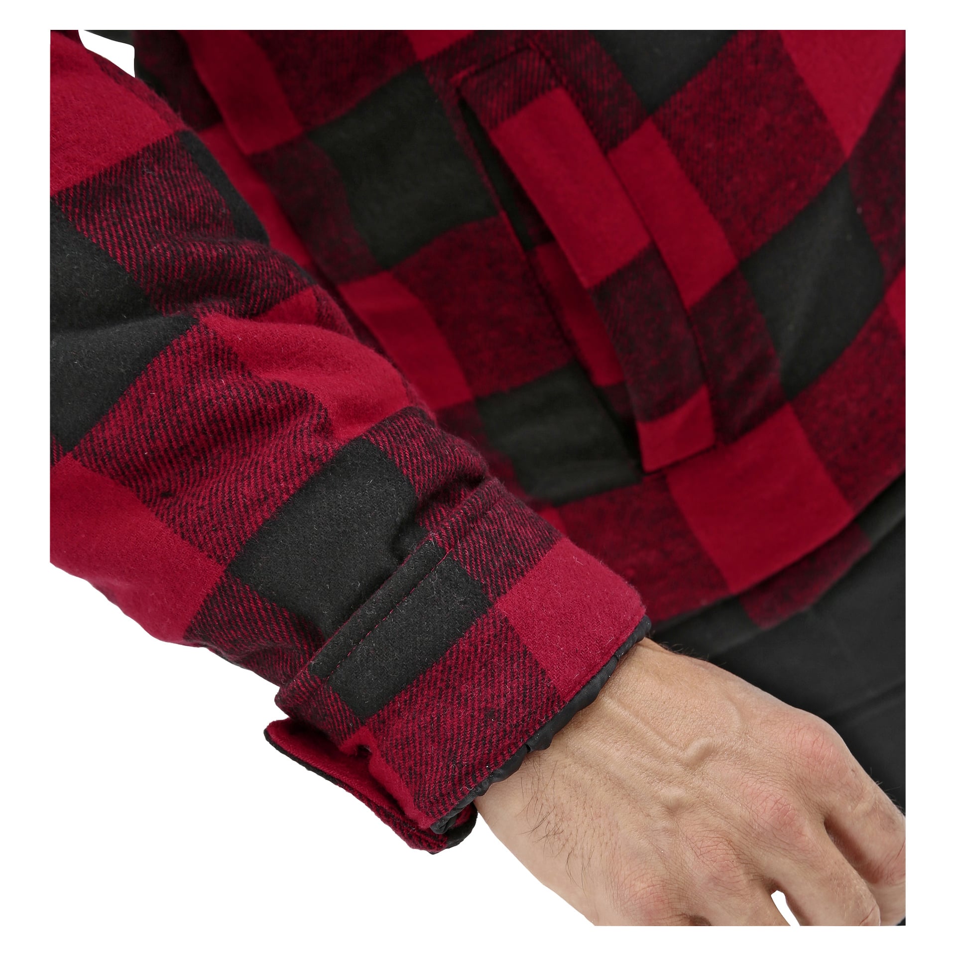 Närbild på en persons arm och hand i en Bluewear Men-jacka med ett rött och svart buffalorutigt mönster, med ena handen placerad nära jackfickans flik.