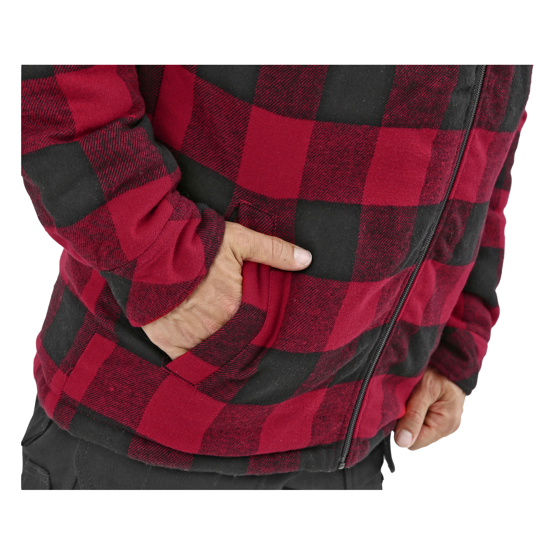 Någon modellerar Bluewear-herrjackan, med ett rött och svart rutigt mönster med dragkedja, stående med ena handen nedstoppad i fickan. Bilden fokuserar på deras torso och delar av benen, med endast fingrarna på ena handen synliga.