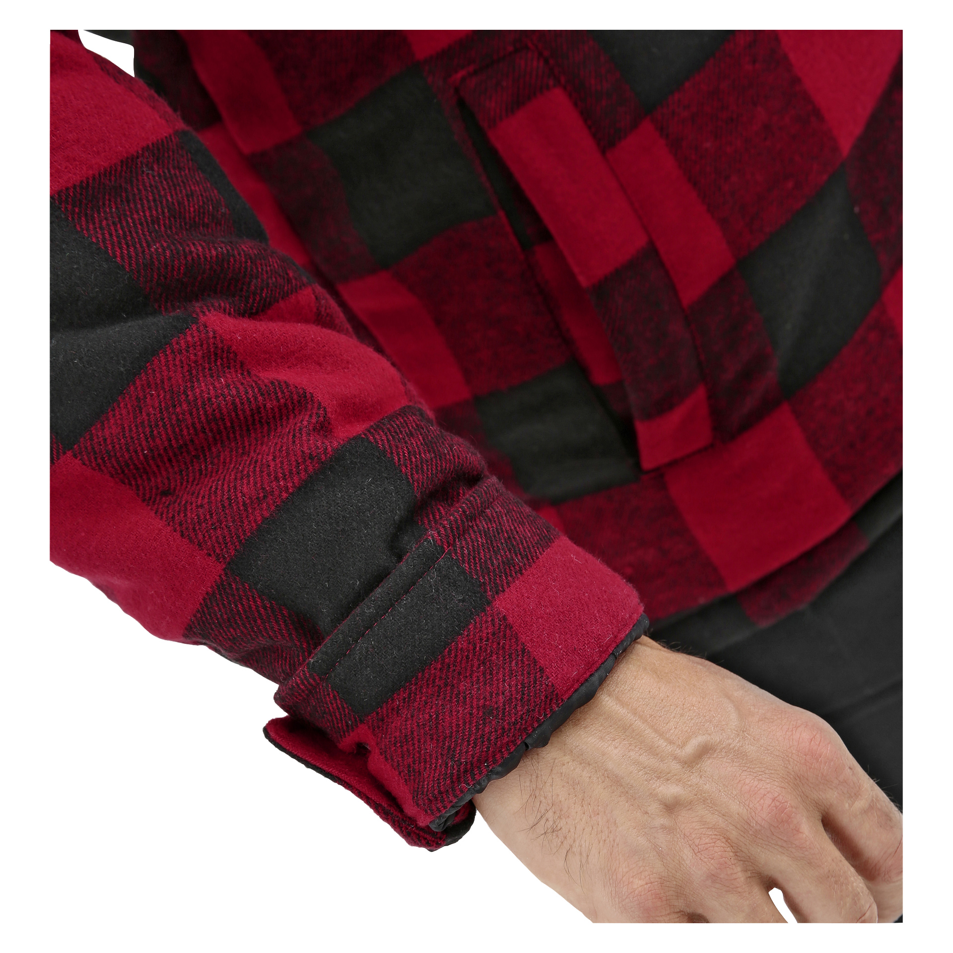 Närbild av en persons arm i en Bluewear Men's röd- och svartrutiga kavaj, som visar en rektangulär sidoficka. Den nedre delen av bilden visar personens hand delvis synlig.