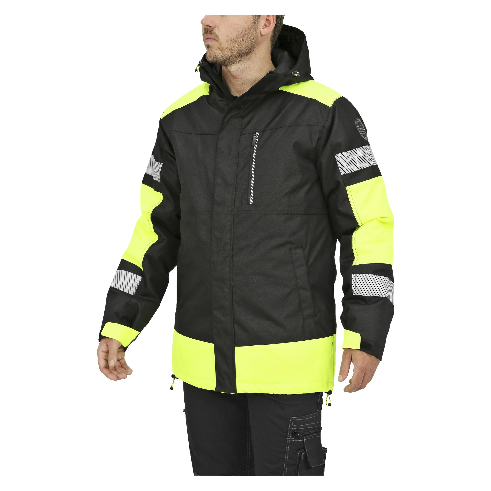 Man modellerar Bluewear Parka, en svart och neongul jacka med reflekterande ränder på ärmar och bröst.