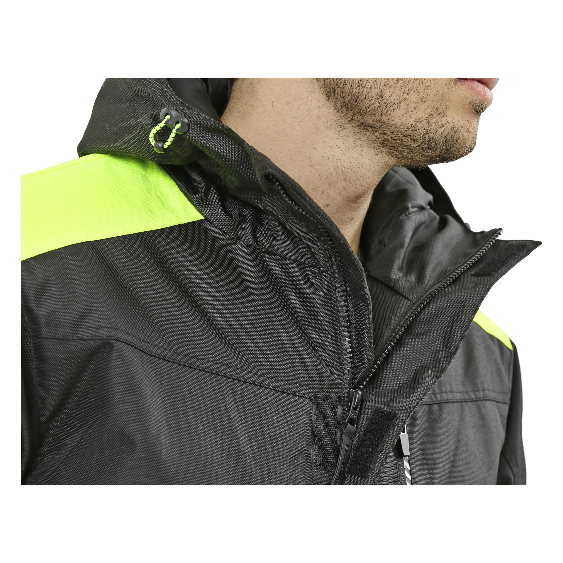 En närbild visar en person klädd i Bluewear Parka, som har svart tyg, neongula detaljer, reflekterande detaljer och en huva. Jackan är helt dragkedjad och visar bara den nedre delen av ansiktet.