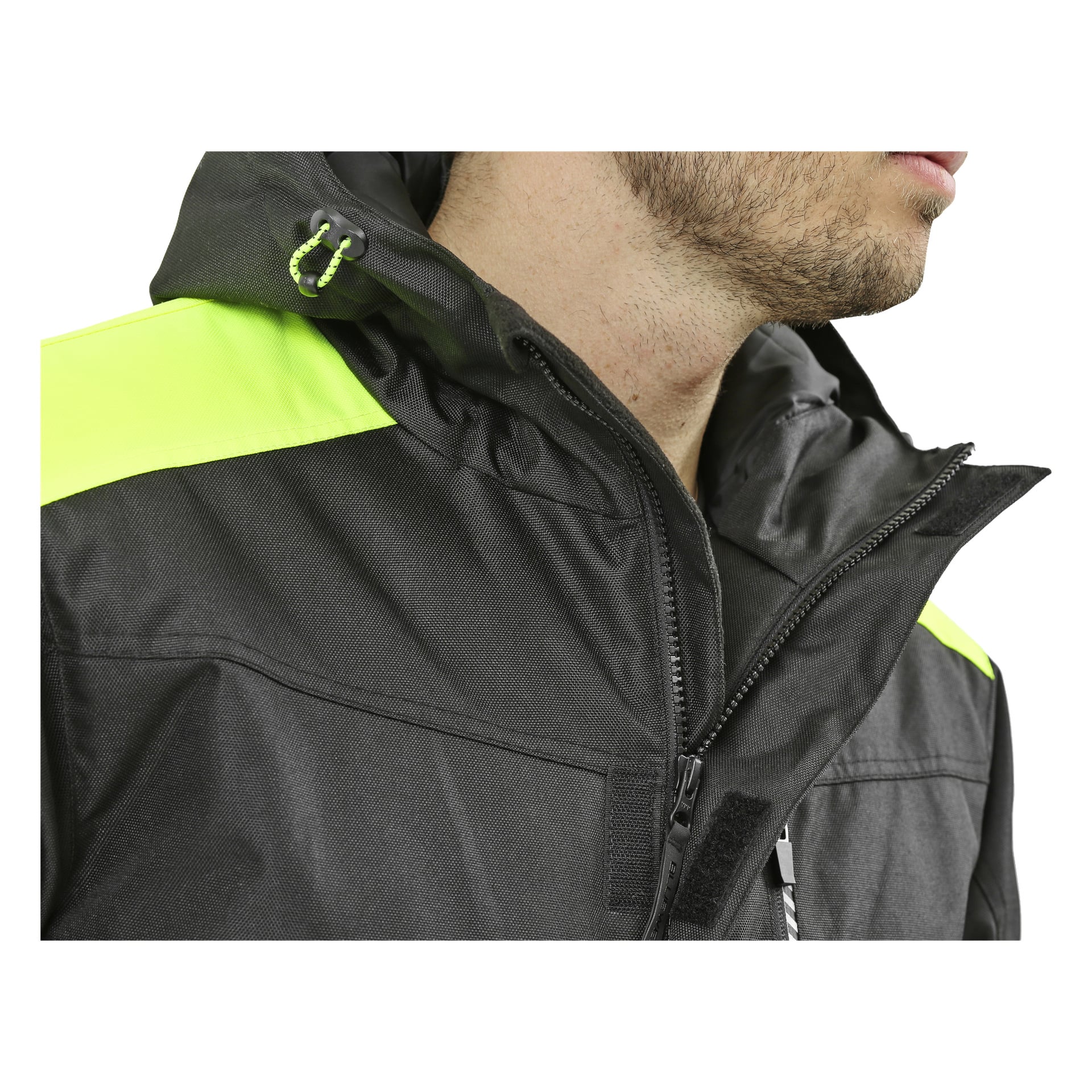 Närbild på någon klädd i Bluewear Parka, med svart tyg med neongula detaljer och reflekterande element. Huvan är uppdragen och dragkedjan delvis uppknäppt, så att bara hakan och halsen syns.