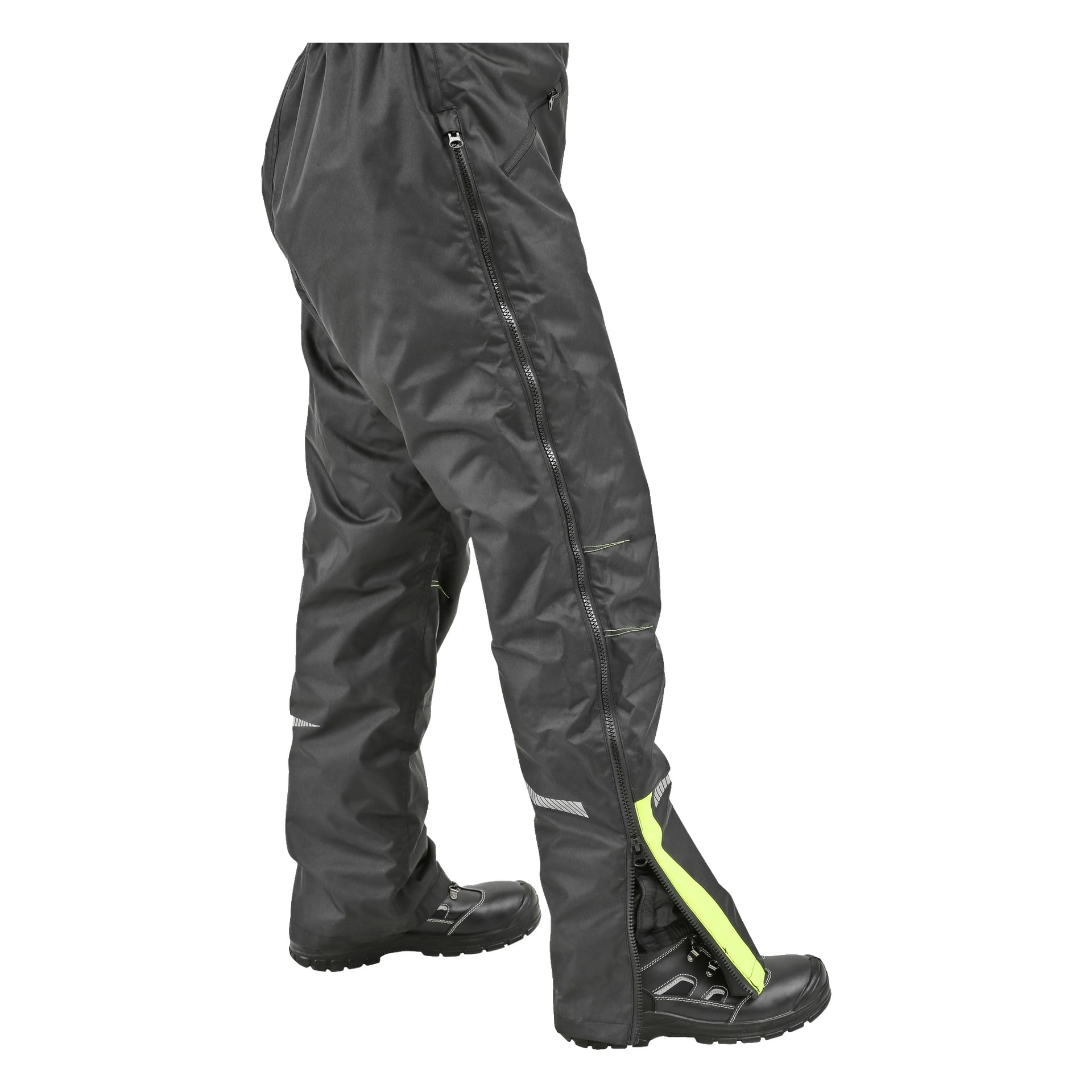 Pokazana jest osoba ubrana w czarne zimowe ogrodniczki Bluewear Men's z widoczną izolacją i częściowo rozpiętym bocznym zamkiem z żółtą podszewką, a także w solidnych czarnych butach. Strój wygląda idealnie na zimną pogodę lub na zewnątrz, a widoczne są tylko dolne partie tułowia i nóg.