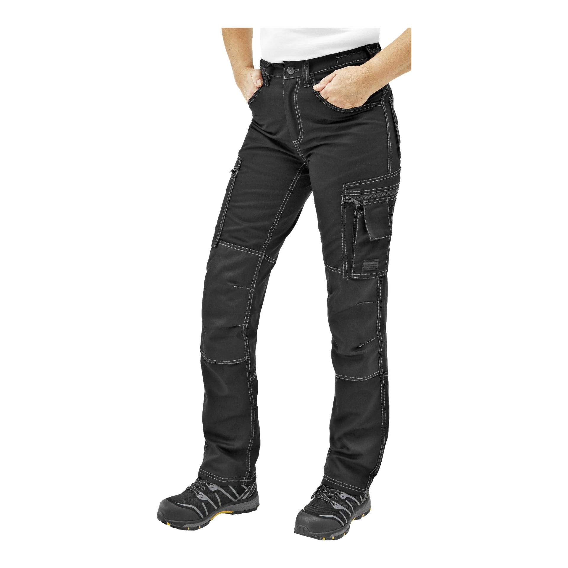 Eine Person trägt Bluewear Damen-Arbeitshosen mit mehreren Taschen, verstärkten Knien und markanten weißen Nähten sowie schwarzen Arbeitsschuhen.