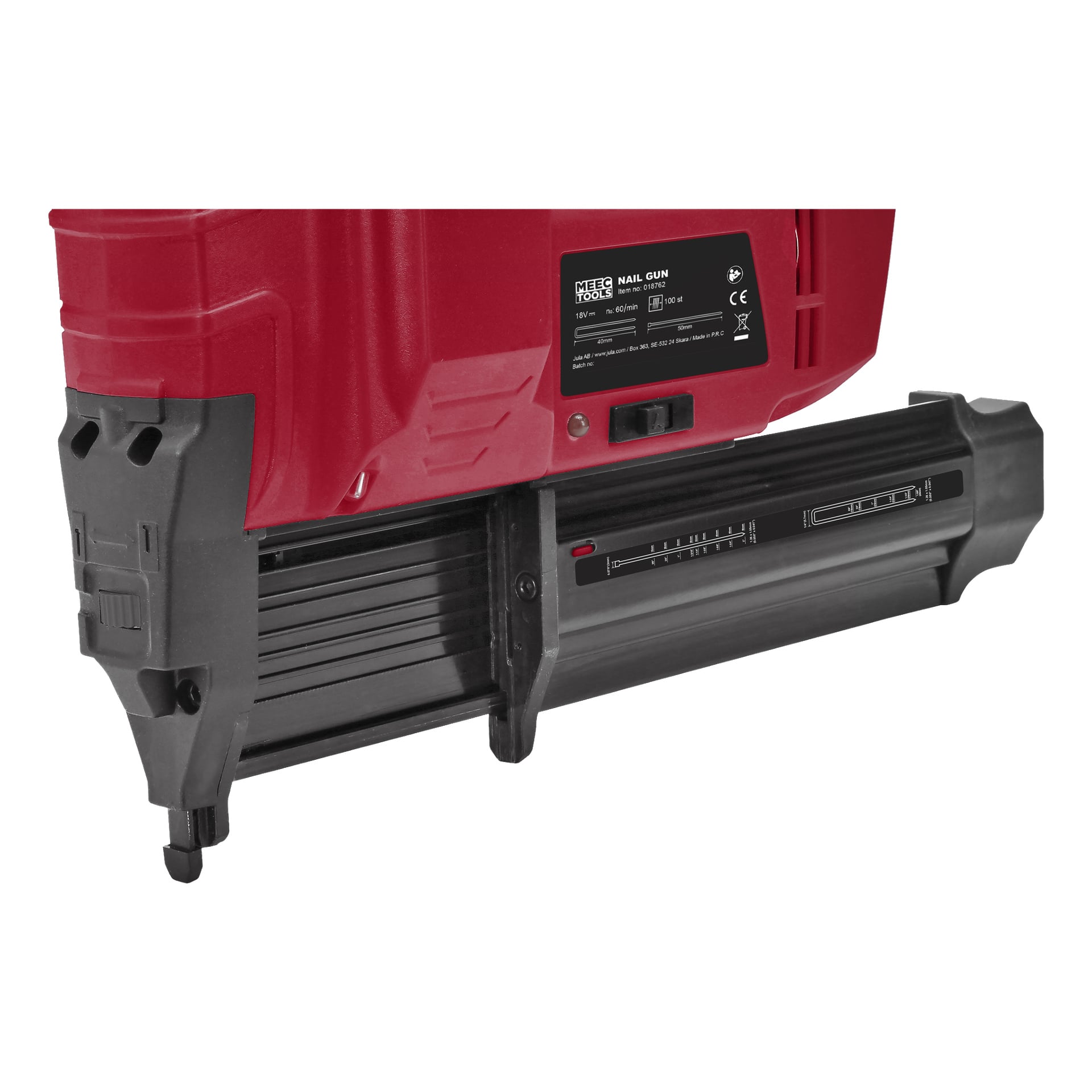 Detaljerad vy av den nedre delen av Meec Tools Multiseries NG-18V HOME 500 batterispikpistol i rött och svart. Synliga funktioner inkluderar etiketten, avtryckarsektionen och nagelmagasinet. Bilden betonar verktygets konstruktion och designelement.