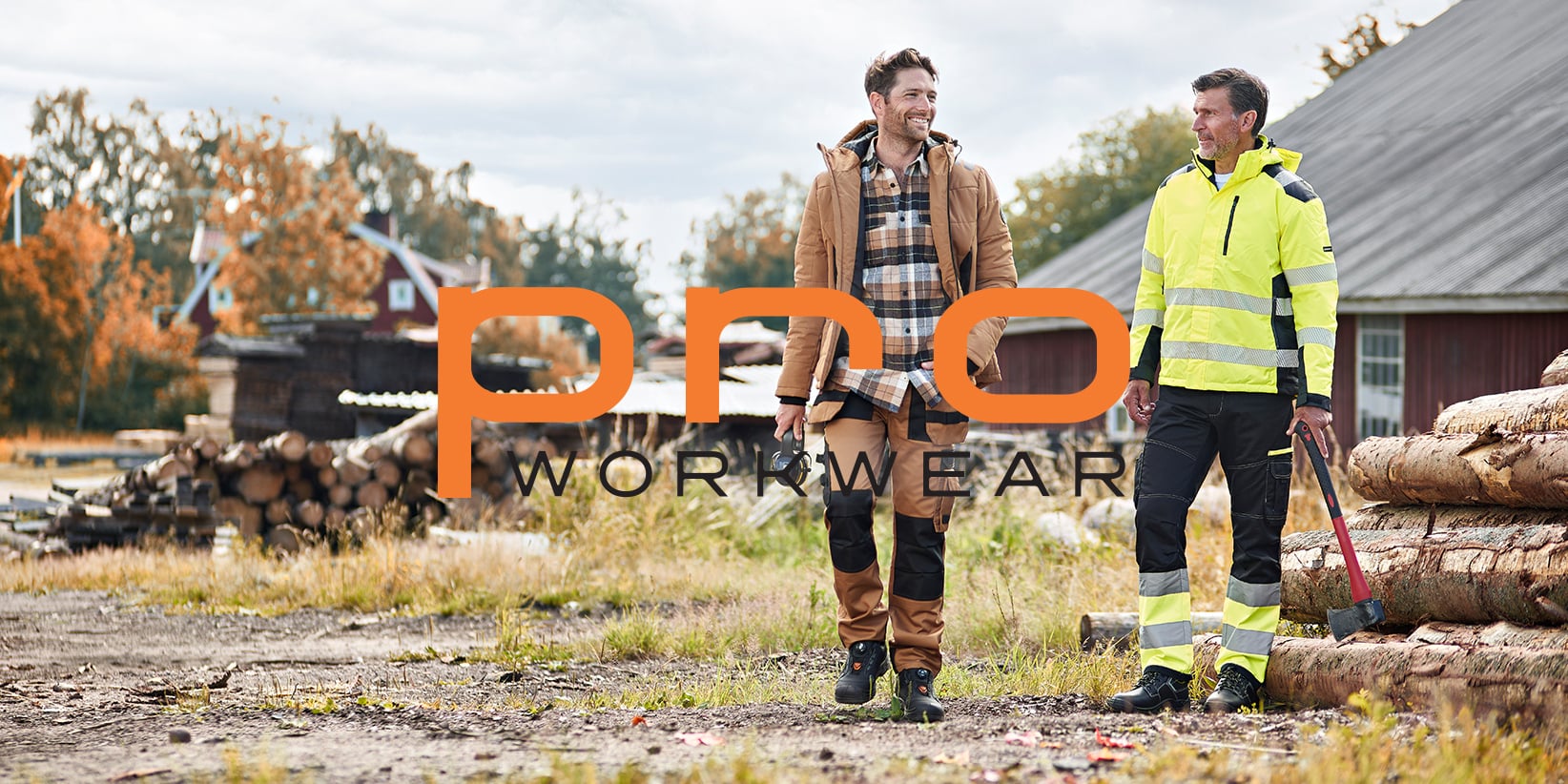 Två män i arbetskläder står vid en skogsträdgård - den ene i brunt och rutigt, den andre i gul skyddsjacka. Logotypen "PNO Workwear" överlappar.