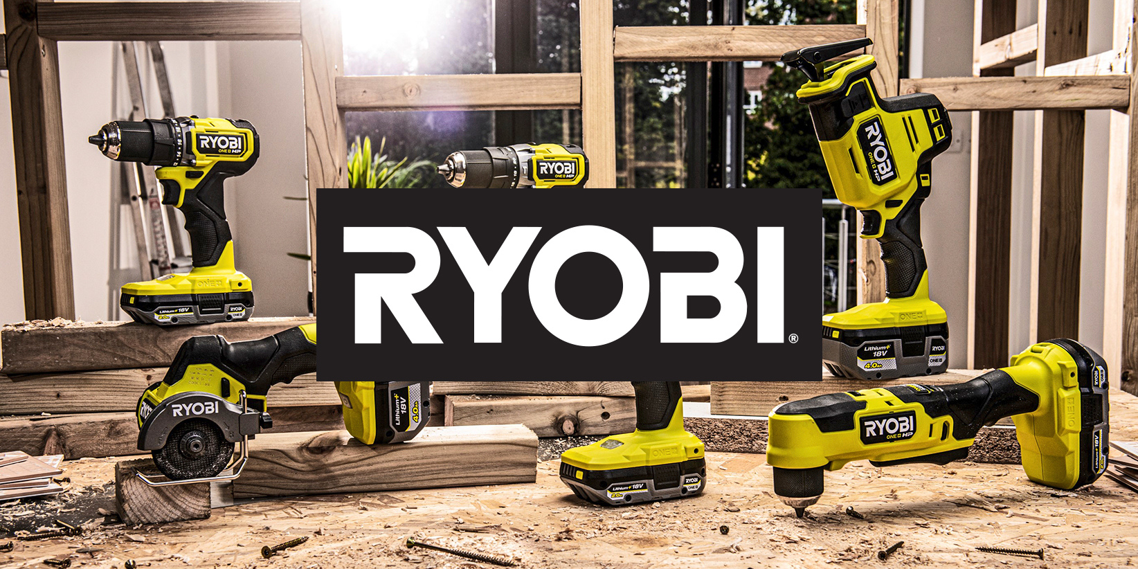 Pięć elektronarzędzi Ryobi stoi na drewnianym stole warsztatowym w pomieszczeniu w budowie, a w jego centrum znajduje się światło słoneczne i duże logo Ryobi.