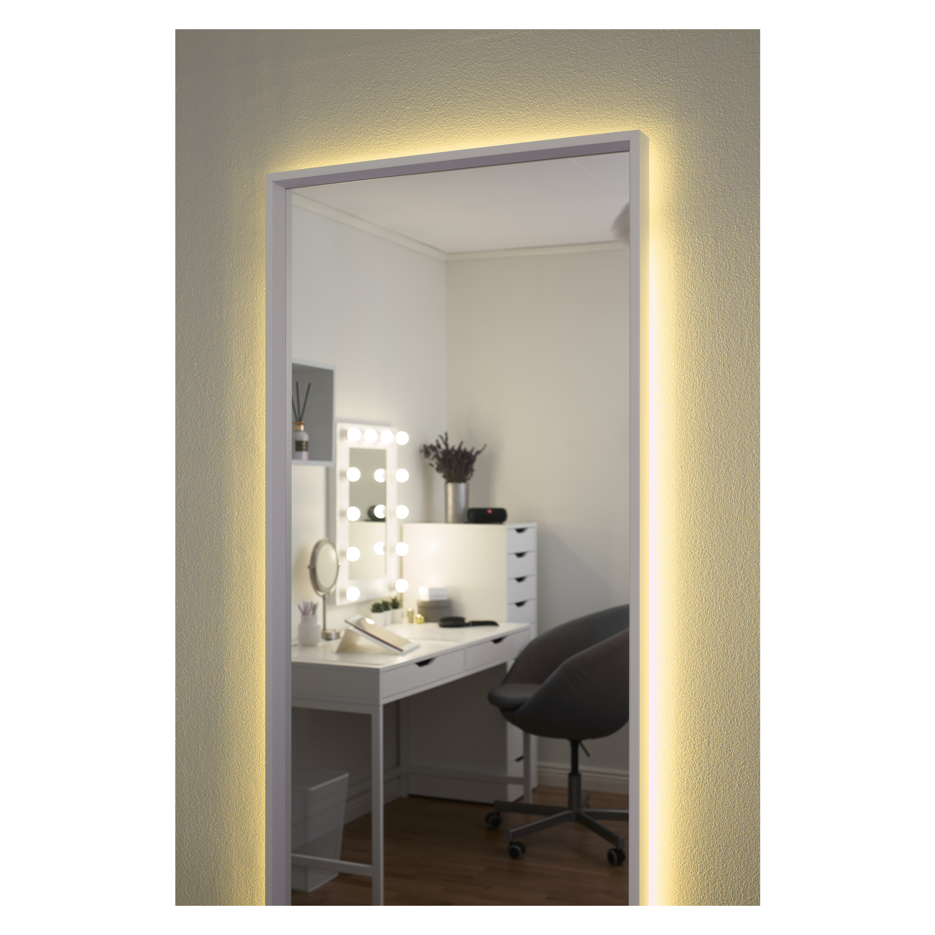 Ein geräumiger Spiegel mit einem Anslut RGB-Streifen LED-Hintergrundlicht ist an der Wand montiert und spiegelt einen eleganten Waschtisch wider, der einen beleuchteten Schminkspiegel, organisierte Schubladen, dekorative Akzente und einen dunklen Stuhl auf Holzboden umfasst.