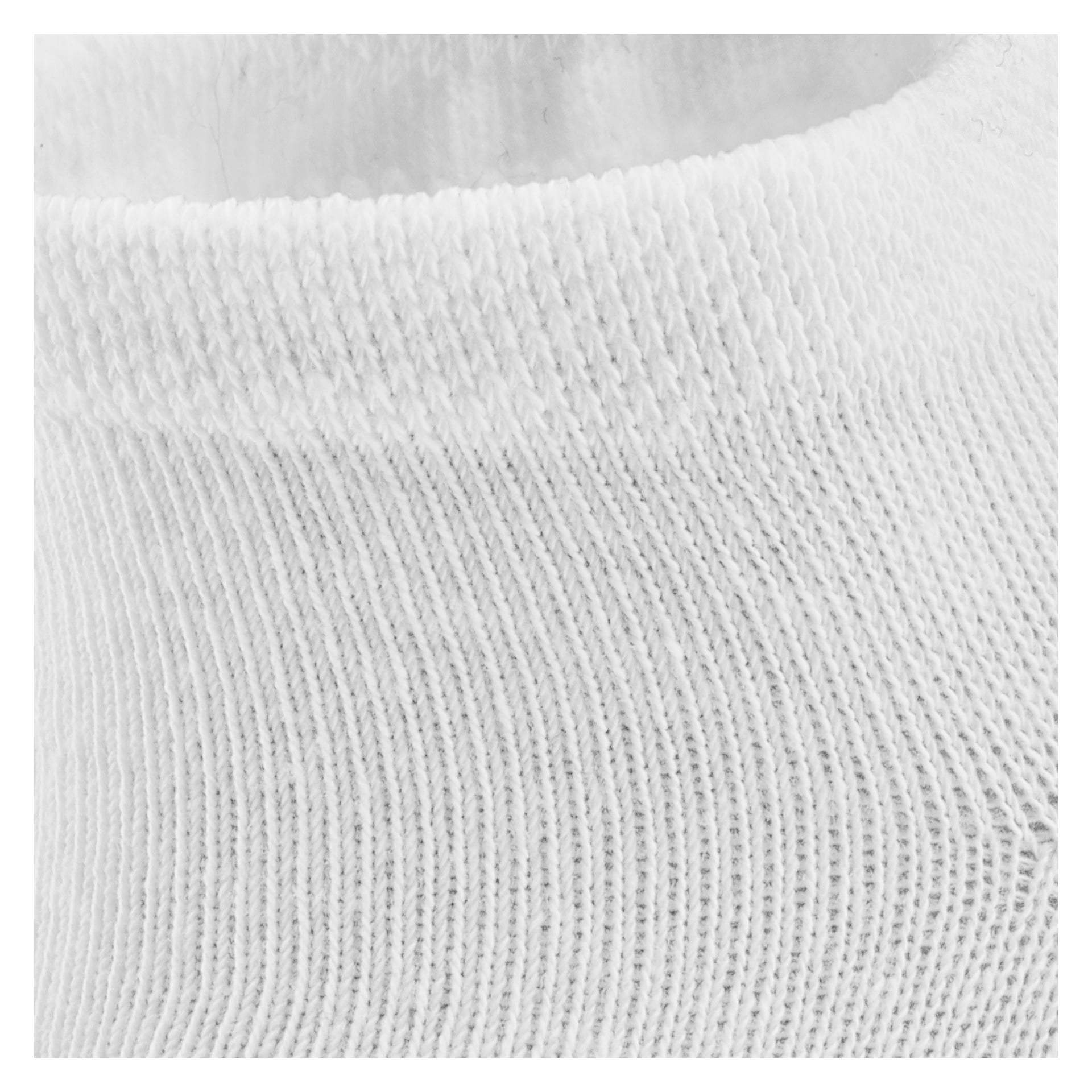 Nahaufnahme der gerippten Textur und der Nähte auf Bluewear Kinder-Knöchelsocken, 5 Paare, die die feinen Details des weißen Strickstoffs zeigen.