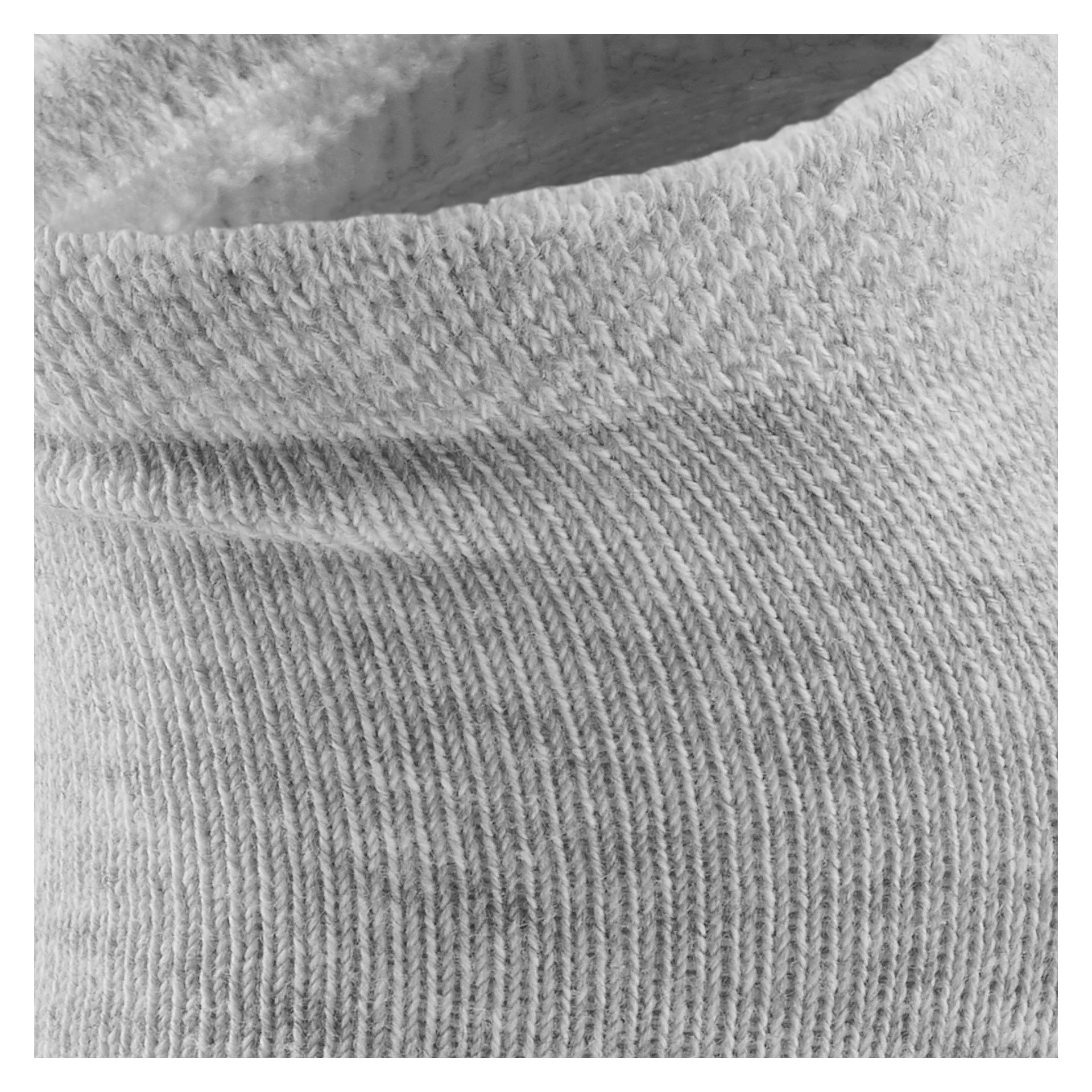 Nahaufnahme des oberen Randes von Bluewear Kinder-Knöchelsocken 5 Paare, wobei der Fokus auf die gerippte Textur und das Gewebe liegt. Die Socke wirkt leicht gedehnt und wird in Schwarz-Weiß präsentiert.