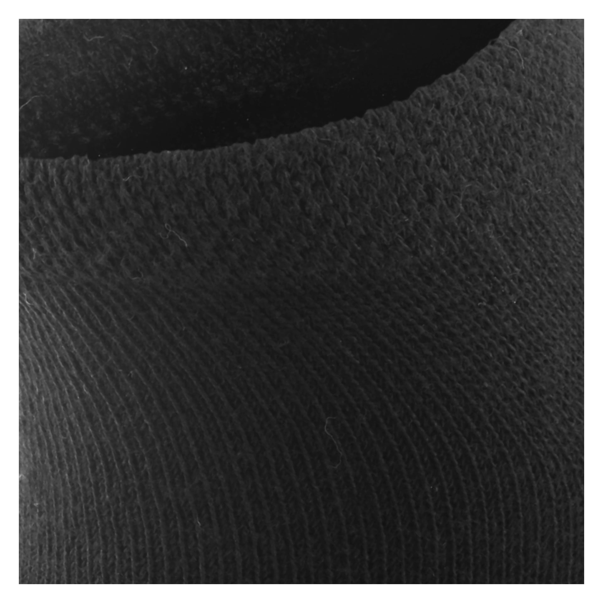 Nahaufnahme von Bluewear Kinder-Knöchelsocken, 5er-Pack in Schwarz, die die Bündchenöffnung und feine Strickdetails mit sichtbarer Naht zeigen.