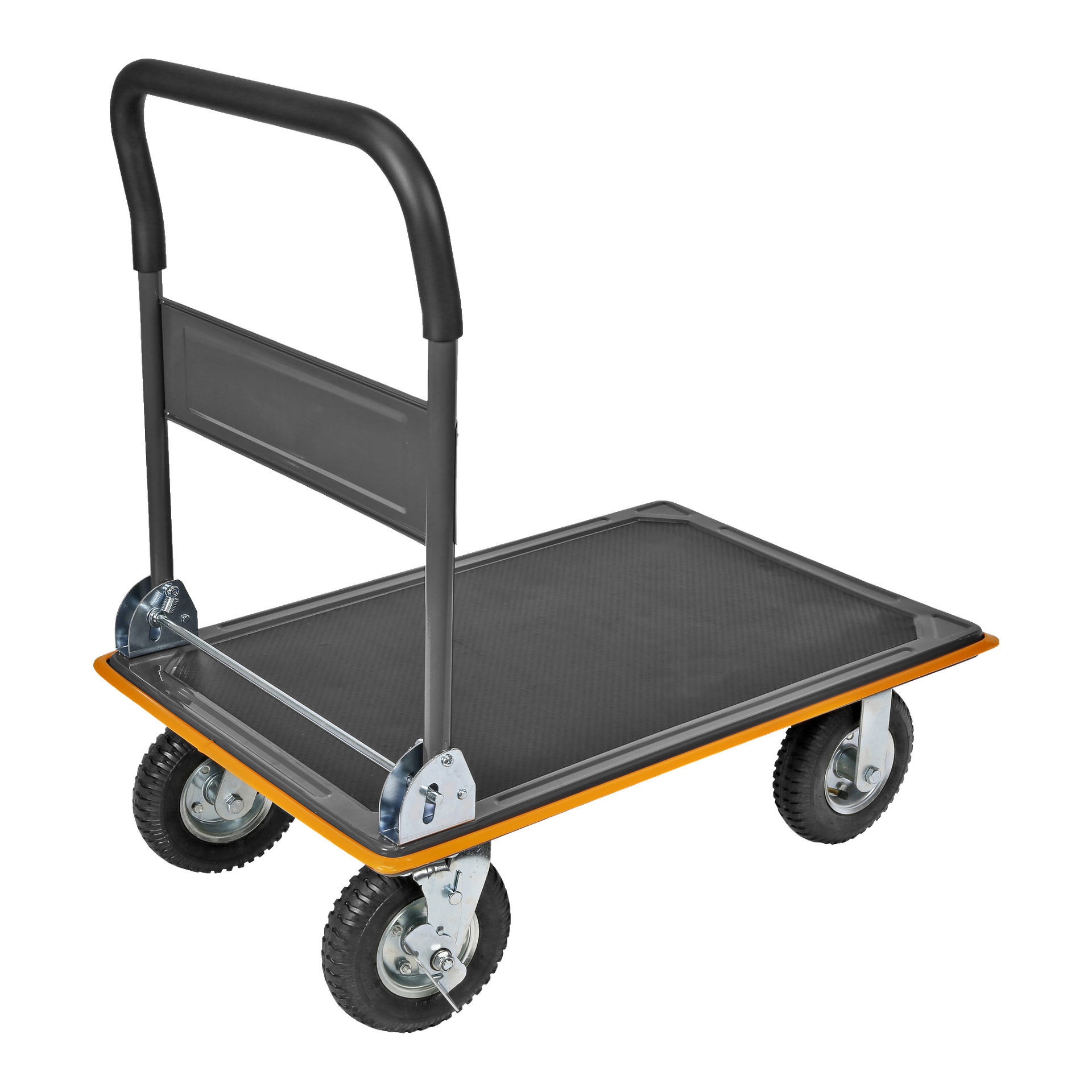 En Hard Head Platform-trolley med svart og oransje fargeskjema står tom og vinklet, utstyrt med fire store hjul og et robust metallstyre for å flytte tunge laster.