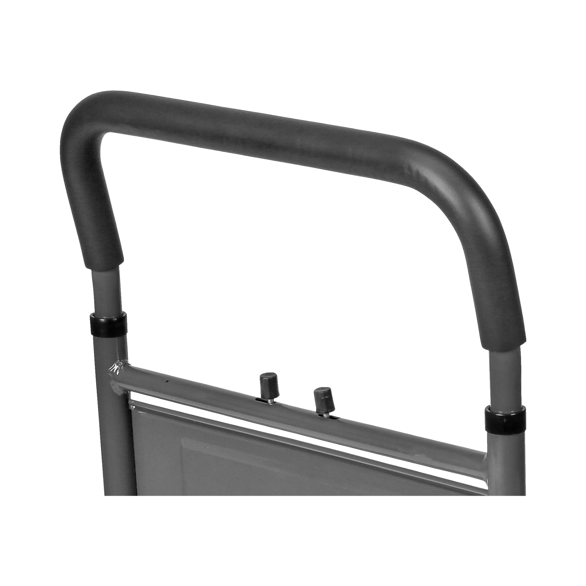Närbild av Hard Head Platforms vagnshandtag, med fokus på det böjda övre greppet och en del av dess metallram.