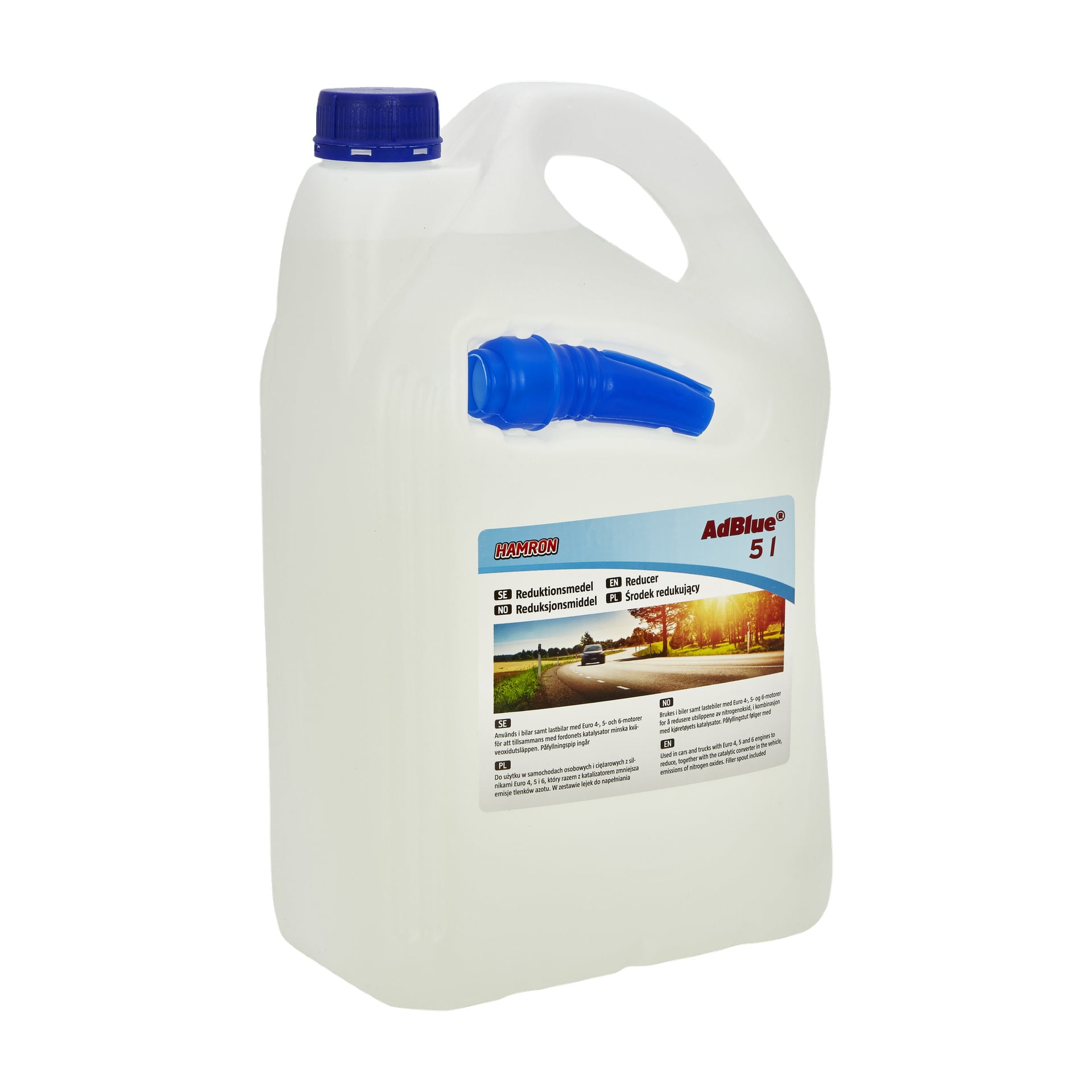 En vit 5-liters plastbehållare med blå skruvlock och handtag är märkt "Hamron Reducer AdBlue®." Etiketten innehåller olika texter och har en bild av en lastbil som kör på en väg vid solnedgången.