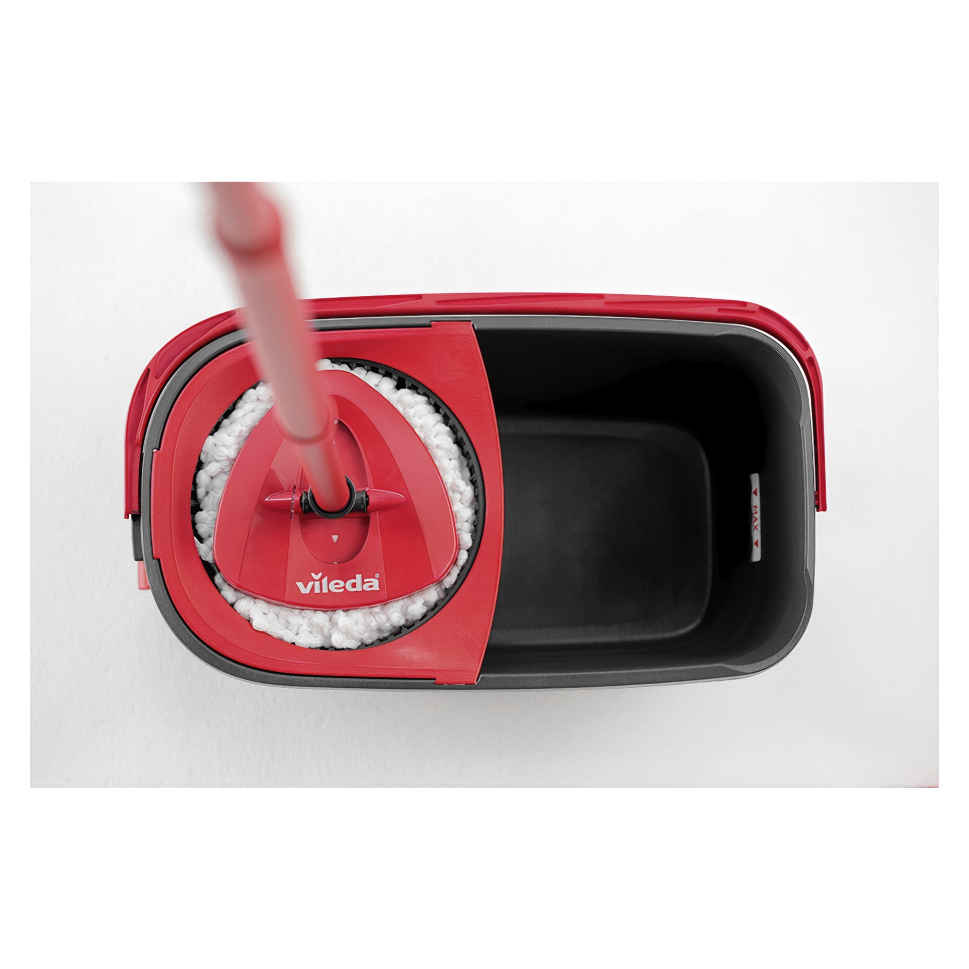 En top-down-vy av det röda och svarta Vileda Turbo Smart Mop-setet, som visar mopphuvudet i wringaren och hinken placerad nära.