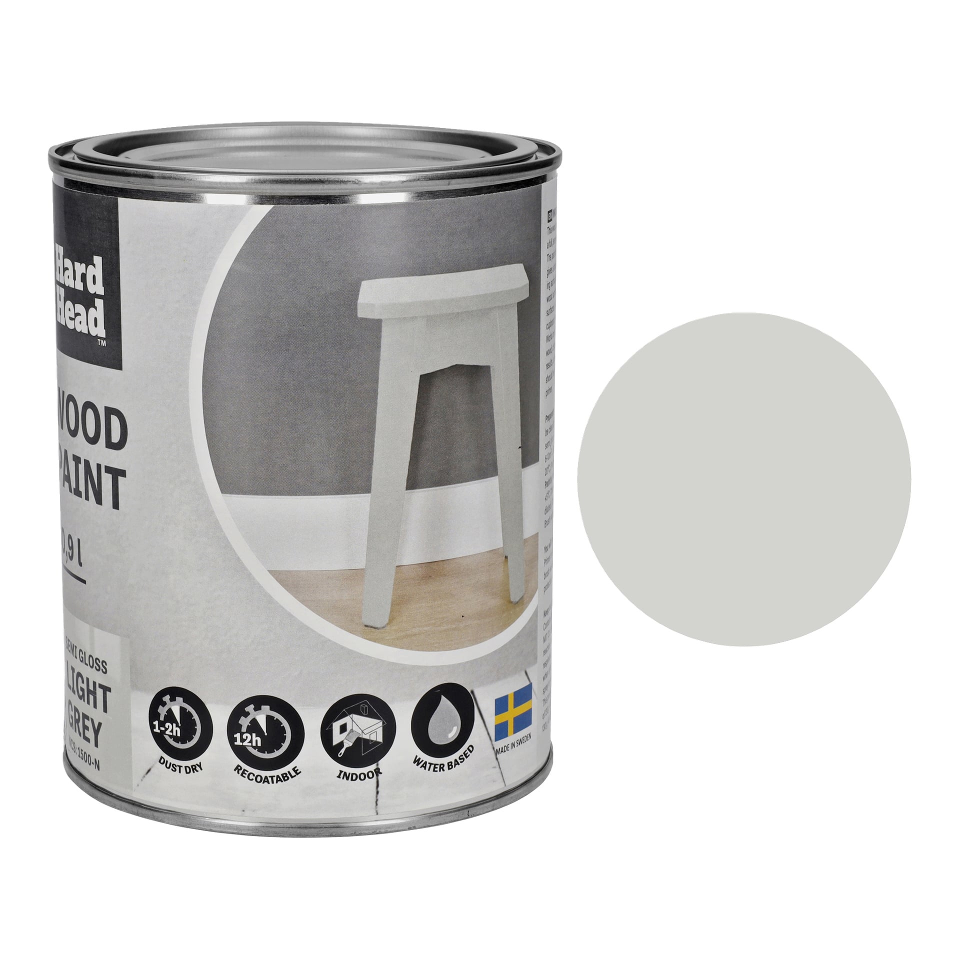 En boks med Hard Head Wood-maling i lys grå med en stor sirkelprøve står ved siden av boksen. Boksen fremhever detaljer og inkluderer et bilde av en krakk malt grå. Teksten på boksen lyder: For innvendig og utvendig treverk, Enkel å påføre, og holdbar finish.