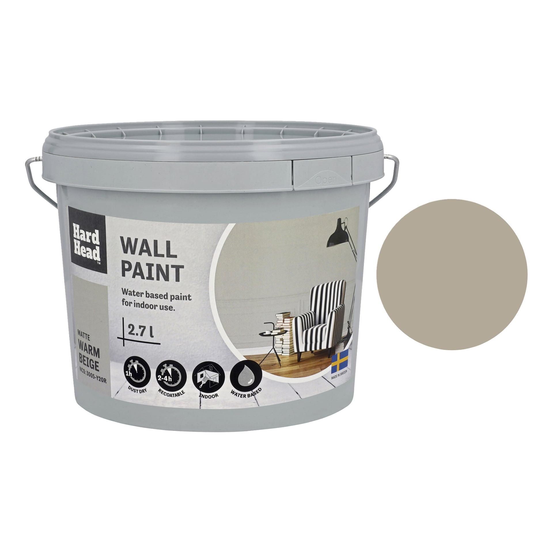 En grå plasthink märkt Hard Head Wall Paint rymmer 2,7 liter matt, varm beige vattenbaserad inomhusfärg. Etiketten visar en prov av beige färg och en bild av ett modernt rum med en randig stol.
