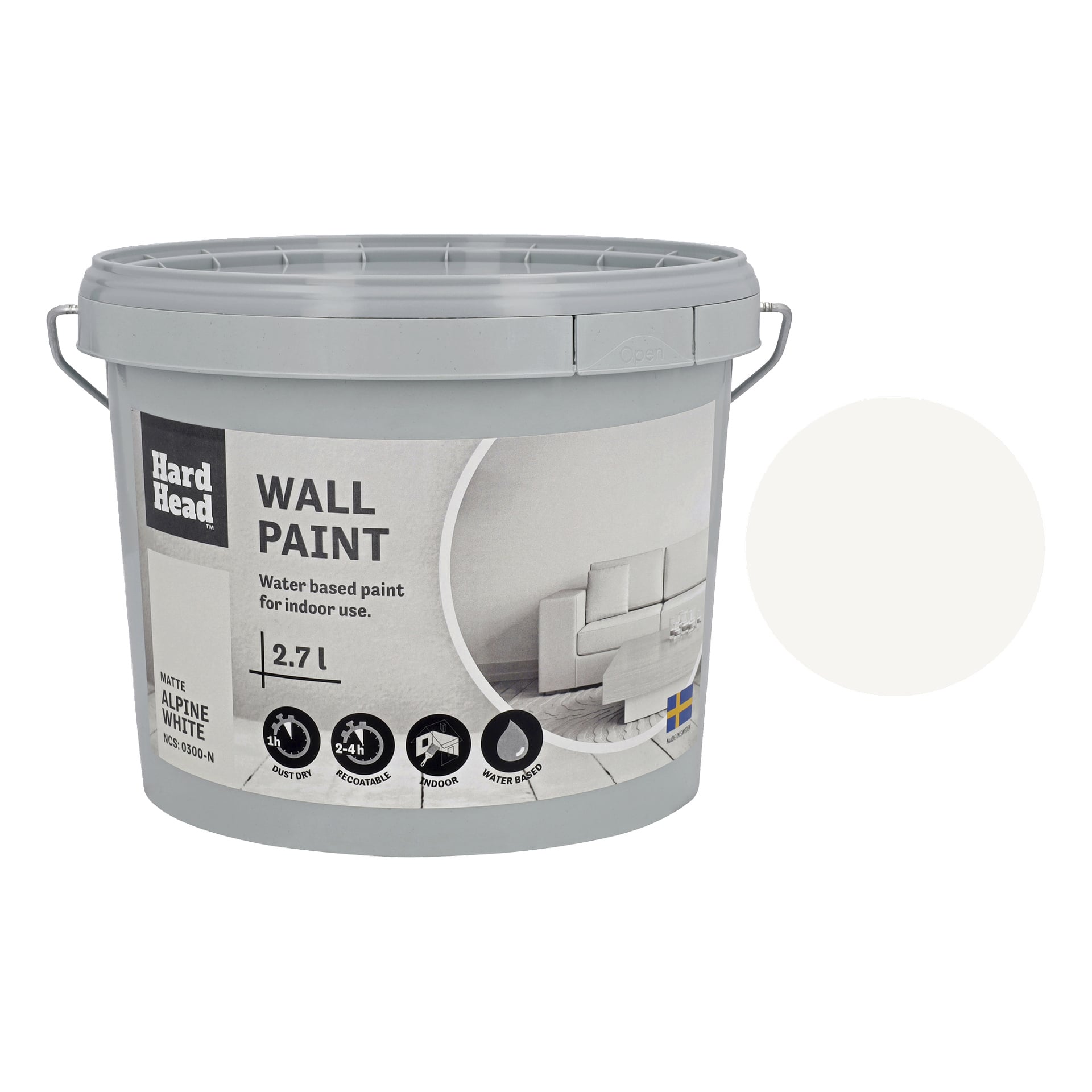 En grå plastbøtte på 2,7L med Hard Head veggmaling merket Alpine White, vannbasert med matt finish, viser et stuebilde på forsiden og sier laget i Sverige for innendørs vegger.